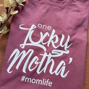 LUCKY MOTHA' #MOMLIFE Graphic tee